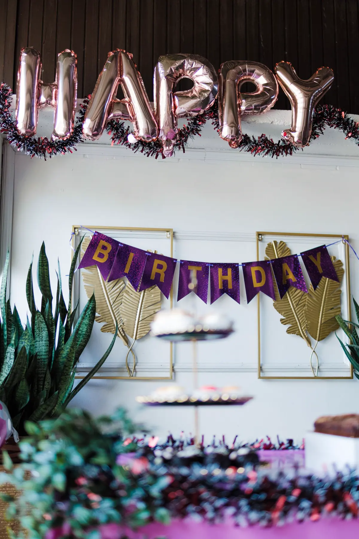 Decoración de cumpleaños con globos y guirnaldas (imagen referencial)